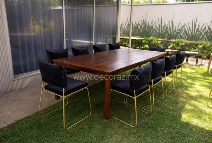 Mesa vintage color caoba con sillas metálicas doradas para boda elegante en jardín