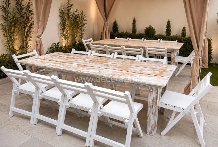 Mesa vintage blanca deslavada para salón de eventos elegante