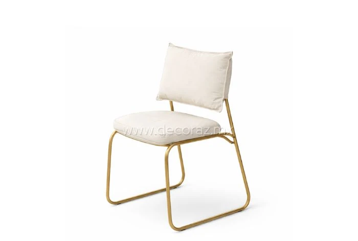 Silla metálica dorada con cojín marfil para bodas elegantes