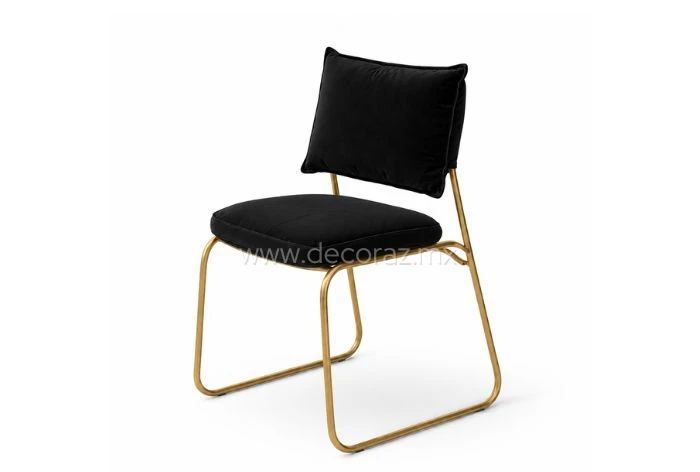 Silla metálica dorada con cojín negro para eventos elegantes